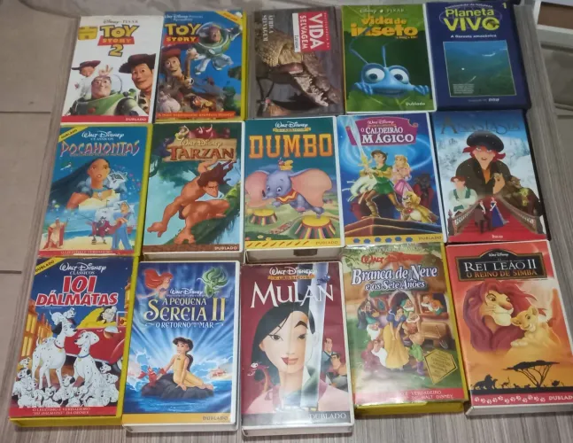 Diversas fitas VHS e DVDs originais