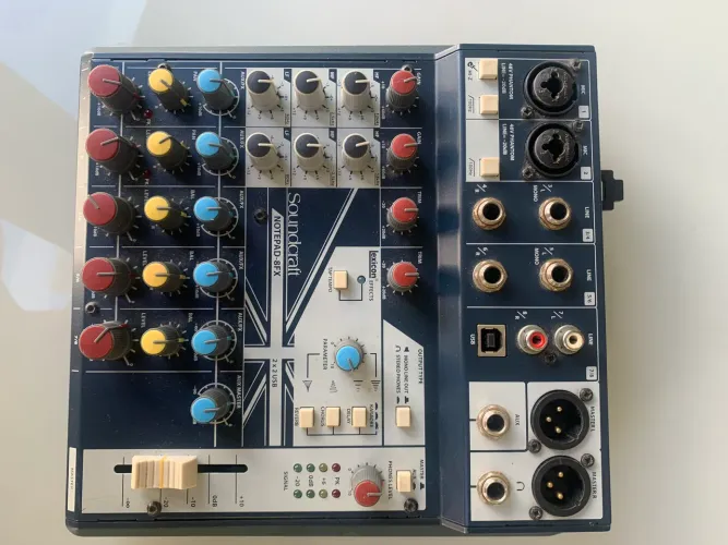 Mesa de Som SoundCraft Notepad 8FX