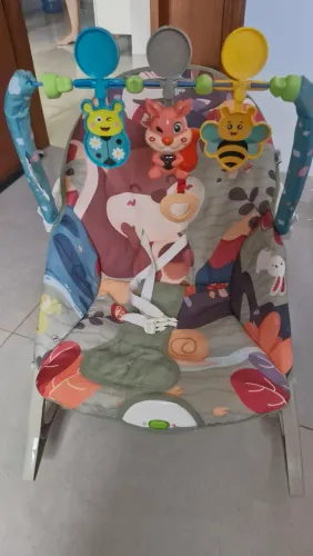 Cadeirinha de bebê gangorra com musica - a vista