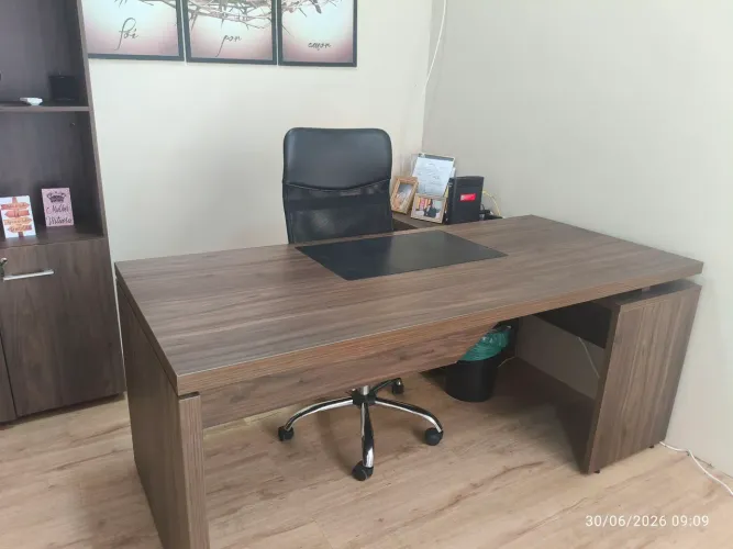 Vende uma Mesa Executiva L + Armário