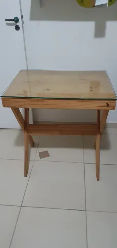 Mesa de pinus com tampo de vidro