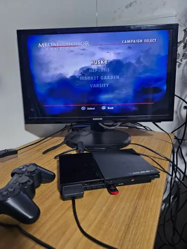 Lote de consoles e controles de PlayStation 2