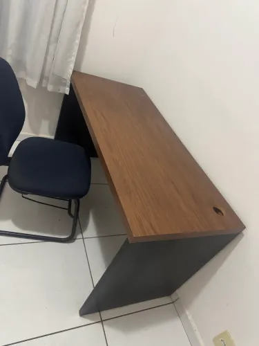 Vendo mesa com cadeira escritório