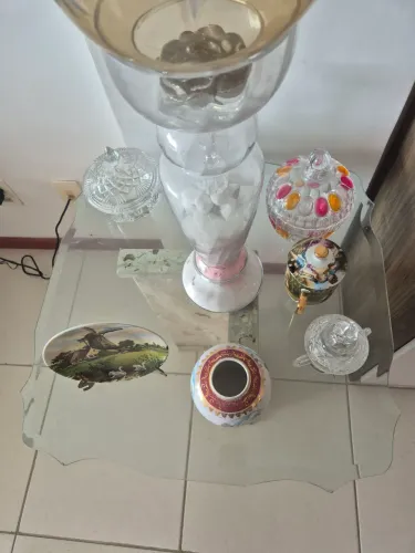 Vende-se mesa de canto com base de granito e tampa de vidro torneado