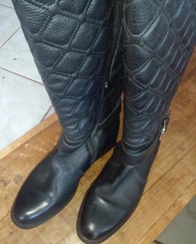 Bota montaria de couro Arezzo n.37. Usada em ótimo estado. 