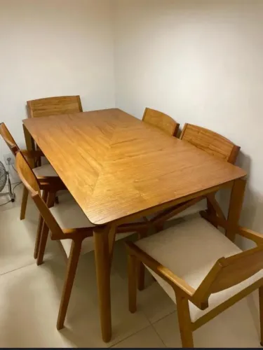 CONJUNTO DE MESA E 6 CADEIRAS DE MADEIRA E LINHO