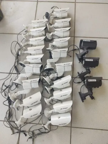 vendo essas 22 câmeras usadas mas não sei se estão todas funcionando nunca mais testei