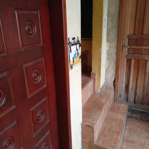 Alugo casa no Cajuru vila acrópole 850$ incluso água e luz 