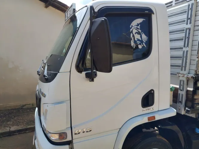 Caminhão Acello 815 