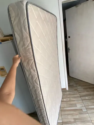 colchão de solteiro disponível