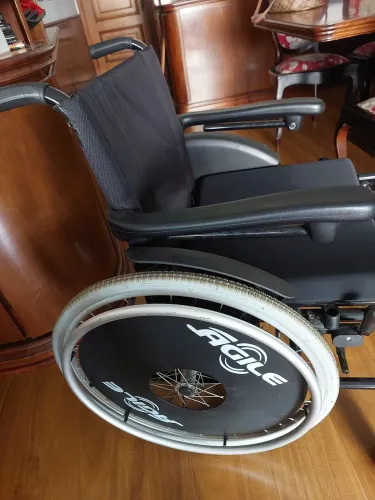 cadeira de rodas hospitalar. Semi- nova. Apenas 4 meses de uso após marcapasso. Assento 46