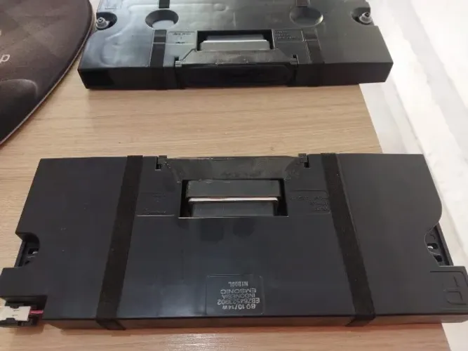 Par de alto-falantes retirado de Smart TV LG modelo 60UP7750PSB.