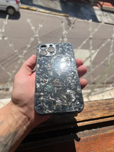 Capinha iPhone 13 Pro Max fibra de carbono forjado