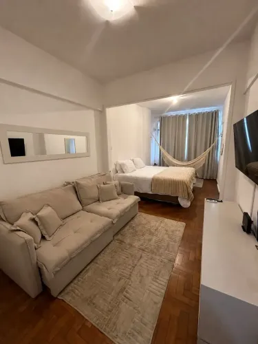 Aluguel - Conjugado - 50m² - Mobiliado - 1 Quarteirão da Praia de Copacabana