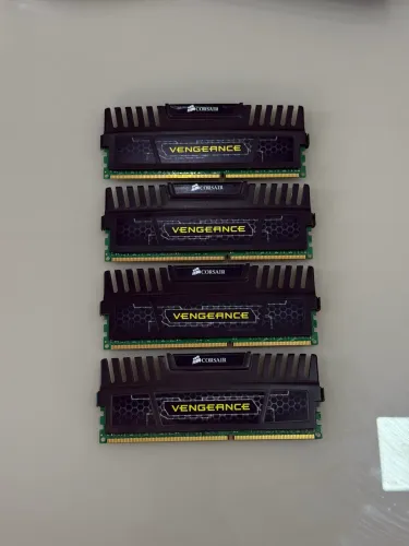 Kit Memória RAM Corsair Vengeance 32GB (4x8GB) DDR3 1600MHz CL10
