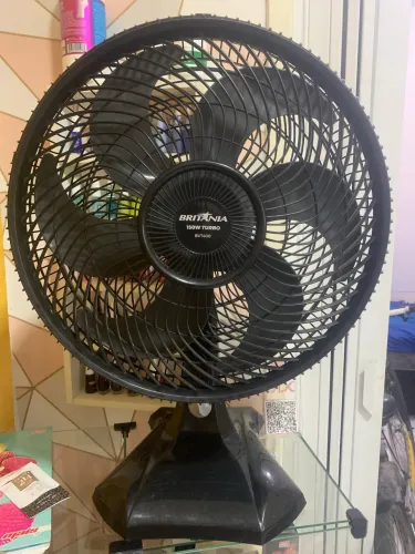 Ventilador do grande ainda novo 120 reais Zap *73