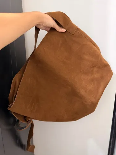 Bolsa saco aveludada em couro