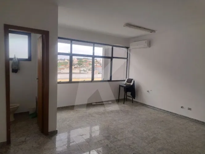 Sala Comercial na Av. Água Fria: Visibilidade e Conforto para seu Negócio