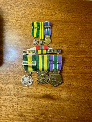 Medalhas, miniaturas e barrete. 