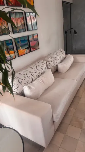 Sofá Grande 4 Lugares - Bege/Off-White com Almofadas