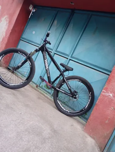 Vendo bicicleta perifa aro 26 3.0 semi nova só usei 1 mês  só com defeito no guidão .