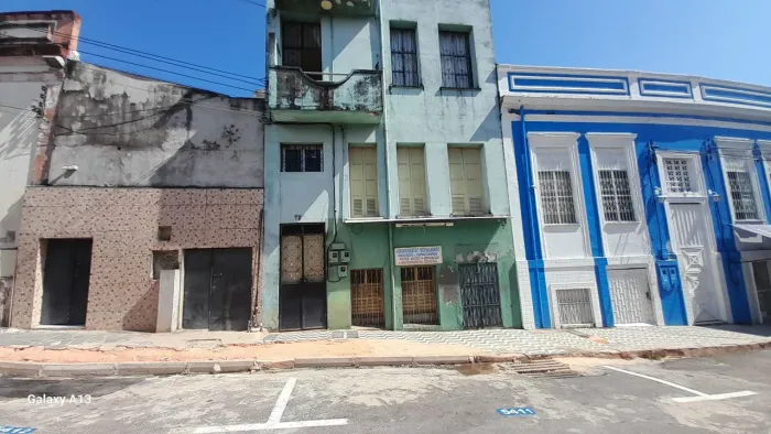 Centro- casa com 2 salas, 02 quartos, cozinha, área de serviço, pintura nova, boa 
