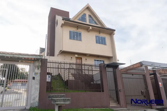 Sobrado Triplex para locação no Bairro Guaira