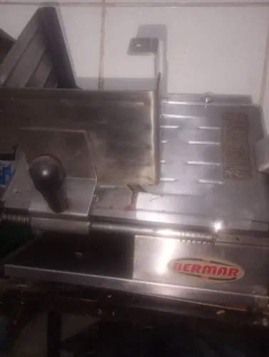 Vendo fatiadeira manual Bermar usada em ótimas condições.