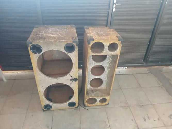 Caixas de som auto falantes de 15 , 2 cornetas, 2 tuítas, 3 auto falantes 8.