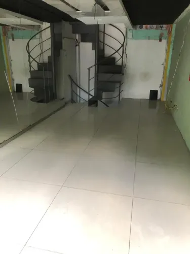 Loja com Banheiro de frente para rua/avenida com (03) Três Pisos: Loja, Sobre Loja e Sob L