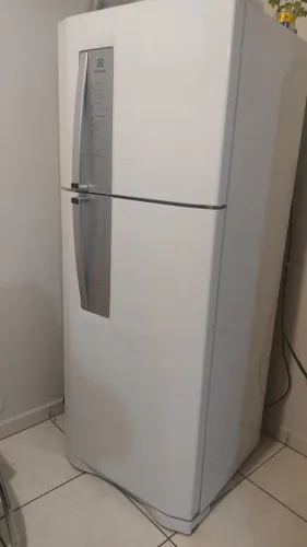Vendo geladeira Eletrolux 220v semi nova, 1800, retirada em Biguaçu