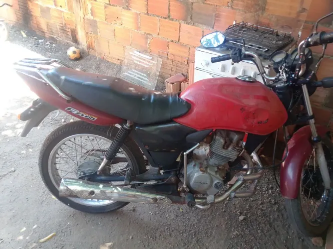 Vendo fan 125 ano 2008 moto atrasada valor 4 mil . No pix