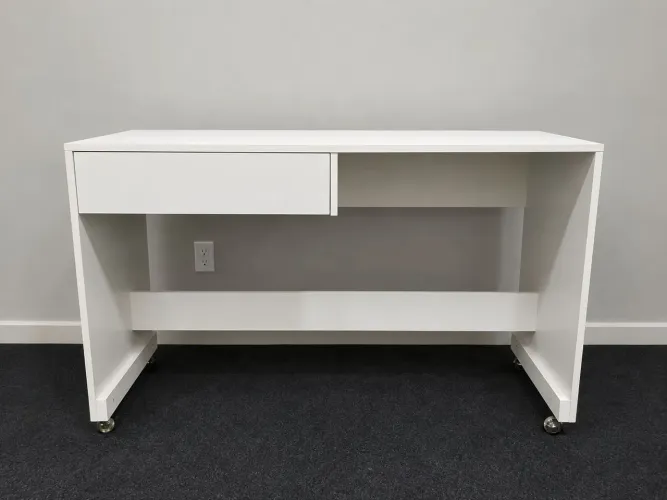 Mesa de escritório com rodinhas 