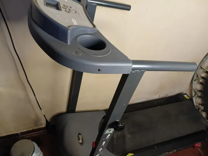 Esteira elétrica Dream Fitness 1600. Cor Preto