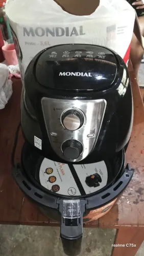 Estou vendendo essa Air fry no valor de 300 reais. Nunca usada em perfeito estado!