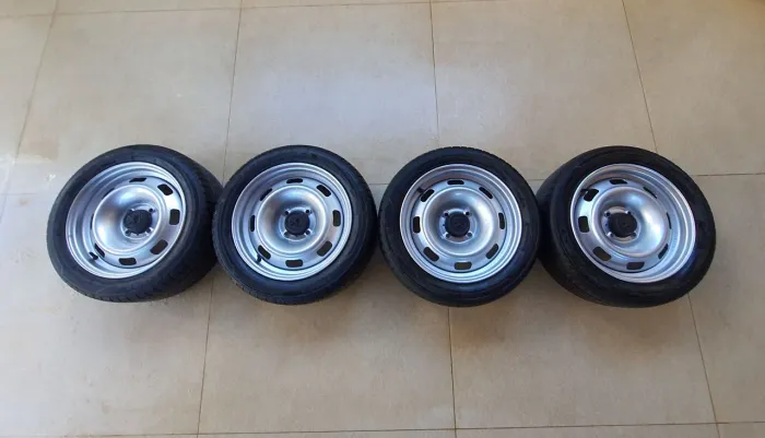 Rodas Peugeot e Citroen c/ calotas centrais e pneus