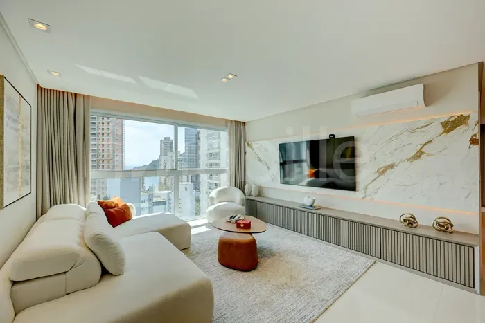 Apartamento em andar alto no Edifício Phoenix Tower em Balneário Camboriú.