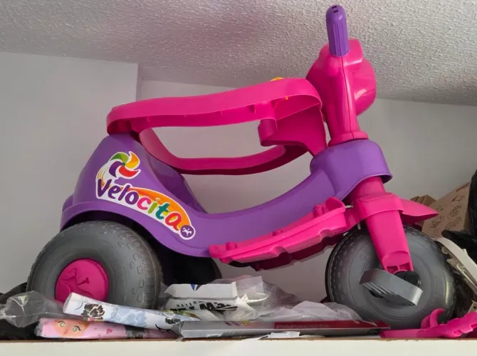 Triciclo musical com empurrador