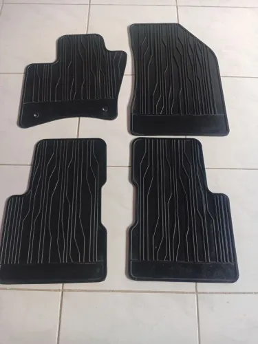 TAPETES DE BORRACHA ORIGINAL: FIA TORO, FIAT ARGO, FIAT MOBI.