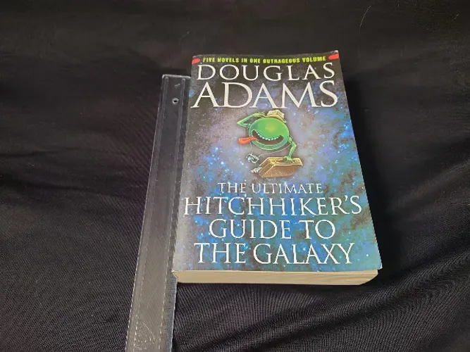 Livro The Ultimate Hitchhiker's Guide to the Galaxy - Douglas Adams (inglês)