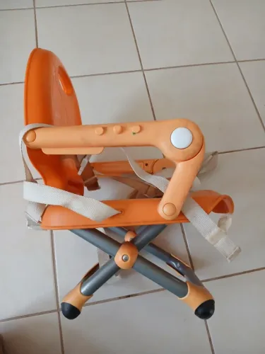 Cadeira infantil de alimentação