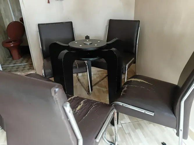 Mesa e cadeiras usadas