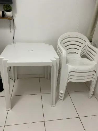 Mesa e cadeiras de plástico 