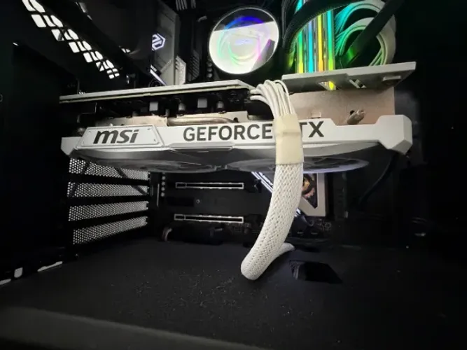 Placa de Video NVIDIA RTX 4070 Ti SUPER 16GB DDR6X MSI VENTUS 2X OC WHITE