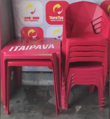 Vendo um jogo de mesa Itaipava vermelho com quatro cadeiras