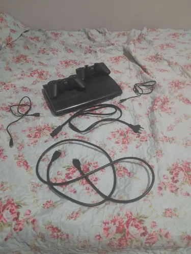 Ps3 com mais de 40 jogos internos 2 controles com todos os cabos para colocar na tv
