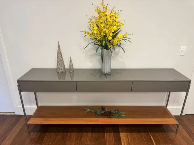 Aparador em metal e laca