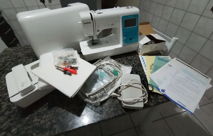 Máquina de costura e bordados semi nova 