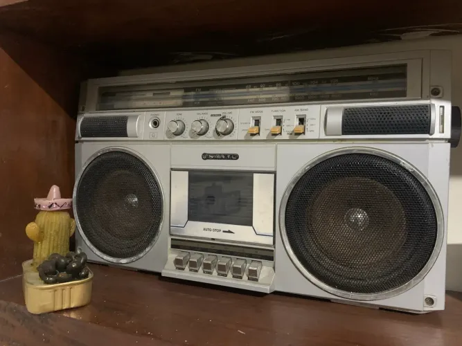 Rádio gravador portátil Sanyo (boombox) dos anos 1980
