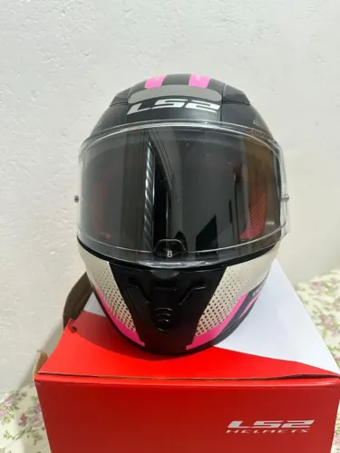 Vende se um capacete LS2 na cor rosa cinza e preto